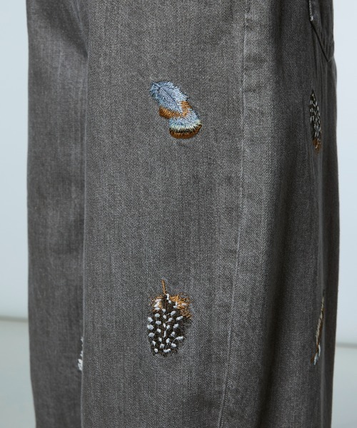 DOUBLE STANDARD CLOTHING(ダブルスタンダードクロージング)の「フェザー刺繍 デニムパンツ(デニムパンツ・レディース・ブラウン/インディゴブルー・38/36/34)」の14枚目の写真