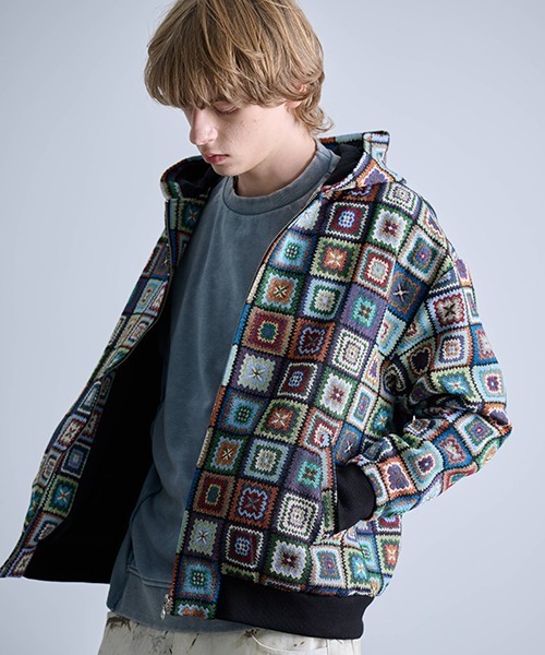 Revo.(レボ)の「Revo. ヴィンテージライク クロシェパターン ゴブラン ジャガード 総柄 ジップアップ フードブルゾン(ブルゾン・メンズ・B/A・2/1)」の2枚目の写真