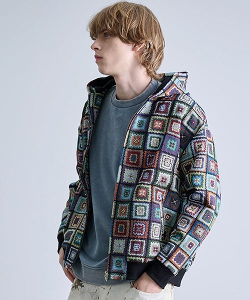 Revo.(レボ)の「Revo. ヴィンテージライク クロシェパターン ゴブラン ジャガード 総柄 ジップアップ フードブルゾン(ブルゾン・メンズ・B/A・2/1)」の4枚目の写真