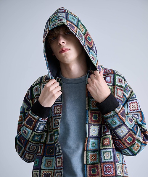 Revo.(レボ)の「Revo. ヴィンテージライク クロシェパターン ゴブラン ジャガード 総柄 ジップアップ フードブルゾン(ブルゾン・メンズ・B/A・2/1)」の3枚目の写真