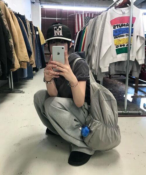 CHOROK STUDIO(チョロクスタジオ)の「Nagaja Peanut Bag #1 (Grey)(バックパック/リュック・レディース・ライトグレー・FREE)」の5枚目の写真