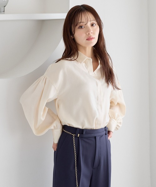 Andemiu（アンデミュウ）の「マッテサテンシャツ643461（シャツ/ブラウス・レディース・ブルー/アイボリー/オレンジ・FREE）」の2枚目の写真