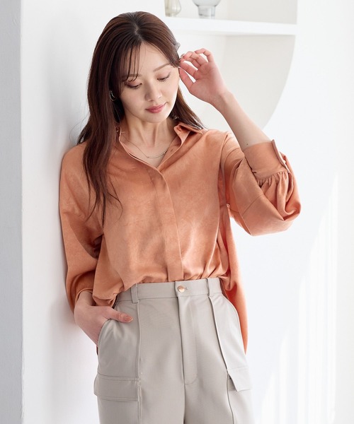 Andemiu（アンデミュウ）の「マッテサテンシャツ643461（シャツ/ブラウス・レディース・ブルー/アイボリー/オレンジ・FREE）」の14枚目の写真