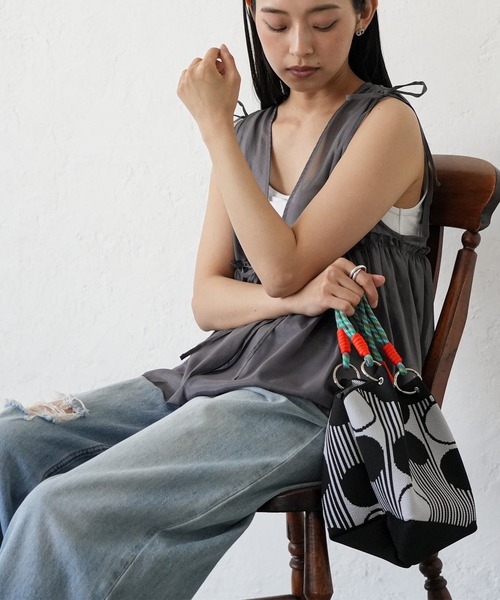 mili an deni(ミリアンデニ)の「カラフルロープニットバッグ(ハンドバッグ・レディース・ドット/ブラック×グレー/ストライプ/ホワイト×ブラック/ホワイト×ブルー/グレー/グレー×ホワイト/ベージュ/ホワイト・F)」の20枚目の写真
