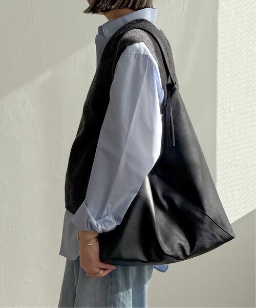 LBC(エルビーシー)の「洗える合皮三角マチありショルダーバッグ(ショルダーバッグ・レディース・ブラック/シルバー系/アイボリー/ミント・FREE)」の19枚目の写真