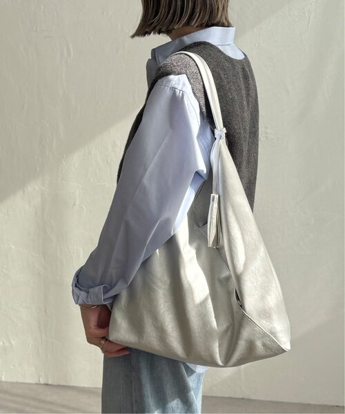 LBC(エルビーシー)の「洗える合皮三角マチありショルダーバッグ(ショルダーバッグ・レディース・ブラック/シルバー系/アイボリー/ミント・FREE)」の1枚目の写真