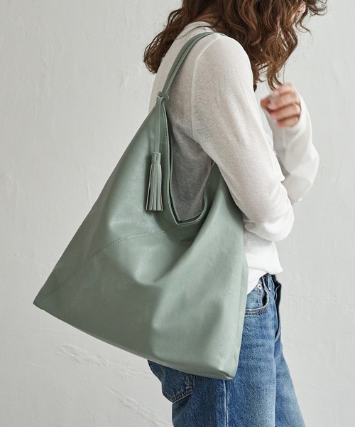 LBC(エルビーシー)の「洗える合皮三角マチありショルダーバッグ(ショルダーバッグ・レディース・ブラック/シルバー系/アイボリー/ミント・FREE)」の4枚目の写真