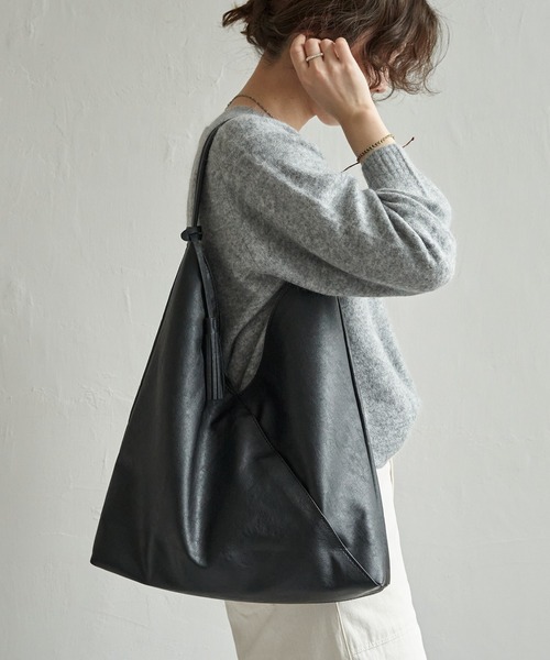 LBC(エルビーシー)の「洗える合皮三角マチありショルダーバッグ(ショルダーバッグ・レディース・ブラック/シルバー系/アイボリー/ミント・FREE)」の3枚目の写真