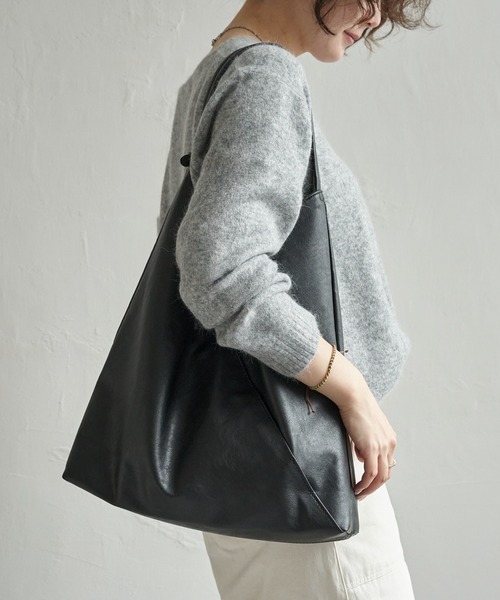 LBC(エルビーシー)の「洗える合皮三角マチありショルダーバッグ(ショルダーバッグ・レディース・ブラック/シルバー系/アイボリー/ミント・FREE)」の5枚目の写真