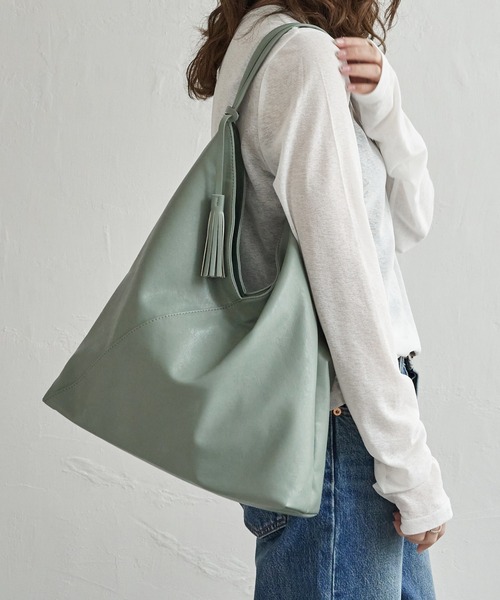 LBC(エルビーシー)の「洗える合皮三角マチありショルダーバッグ(ショルダーバッグ・レディース・ブラック/シルバー系/アイボリー/ミント・FREE)」の7枚目の写真