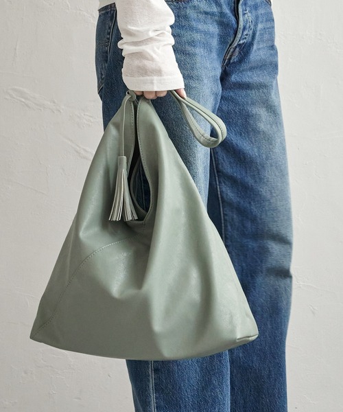 LBC(エルビーシー)の「洗える合皮三角マチありショルダーバッグ(ショルダーバッグ・レディース・ブラック/シルバー系/アイボリー/ミント・FREE)」の9枚目の写真