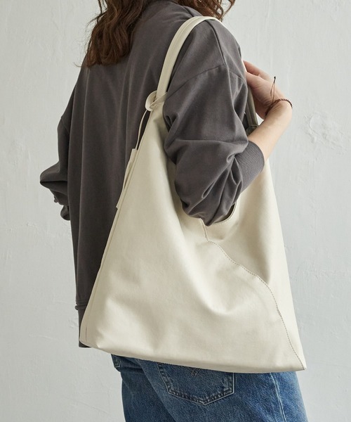 LBC(エルビーシー)の「洗える合皮三角マチありショルダーバッグ(ショルダーバッグ・レディース・ブラック/シルバー系/アイボリー/ミント・FREE)」の12枚目の写真