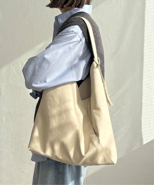 LBC(エルビーシー)の「洗える合皮三角マチありショルダーバッグ(ショルダーバッグ・レディース・ブラック/シルバー系/アイボリー/ミント・FREE)」の13枚目の写真