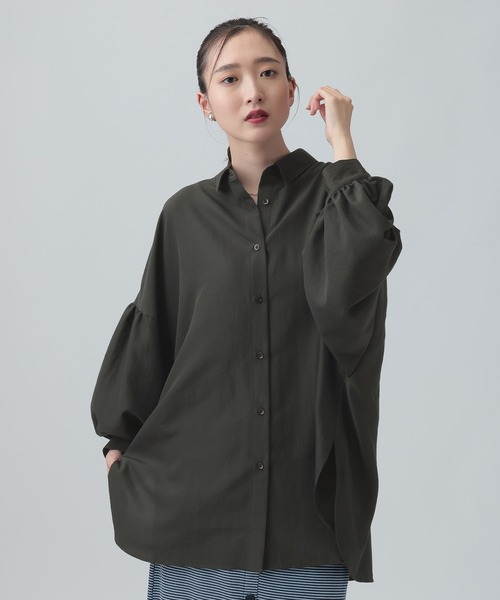 LEPSIM（レプシィム）の「サラキレ袖ボリュームチュニック　632559（シャツ/ブラウス・レディース・チャコールグレー/ホワイト/グリーン・FREE）」の2枚目の写真