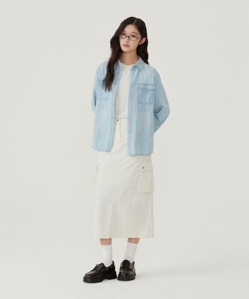 COVERNAT（カバーナット）の「WOMEN DENIM SHIRT（シャツ/ブラウス・レディース・ライトブルー/ブルー・MEDIUM/SMALL）」の19枚目の写真