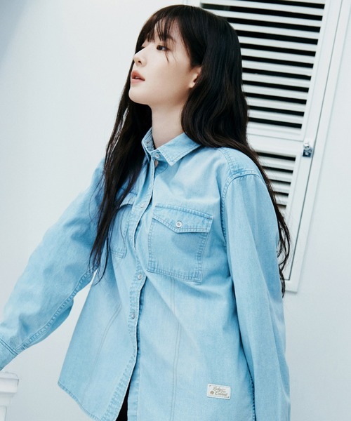 COVERNAT（カバーナット）の「WOMEN DENIM SHIRT（シャツ/ブラウス・レディース・ライトブルー/ブルー・MEDIUM/SMALL）」の19枚目の写真