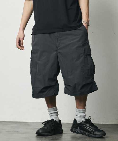 FREAK'S STORE（フリークスストア）の「限定展開 Quick Dry Fabric ワイドシルエット ポリリップクロス ショートカーゴパンツ/UVカット/速乾（カーゴパンツ・メンズ・オリーブ/ブラック/チャコールグレー/ベージュ・SMALL/MEDIUM/LARGE）」の3枚目の写真
