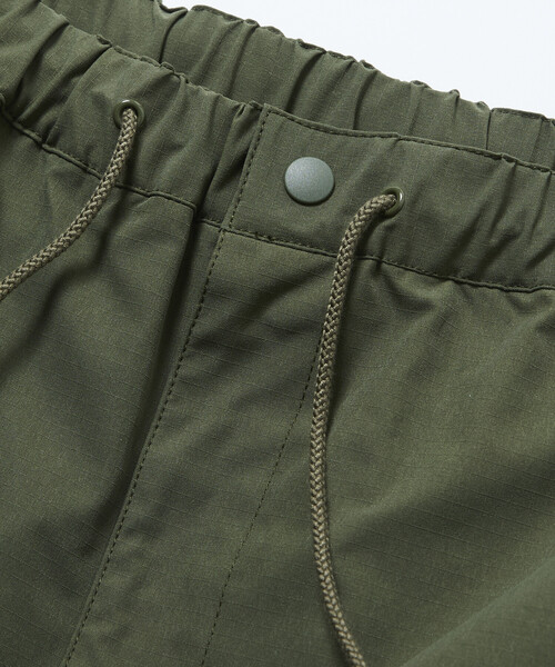 FREAK'S STORE（フリークスストア）の「限定展開 Quick Dry Fabric ワイドシルエット ポリリップクロス ショートカーゴパンツ/UVカット/速乾（カーゴパンツ・メンズ・オリーブ/ブラック/チャコールグレー/ベージュ・SMALL/MEDIUM/LARGE）」の8枚目の写真
