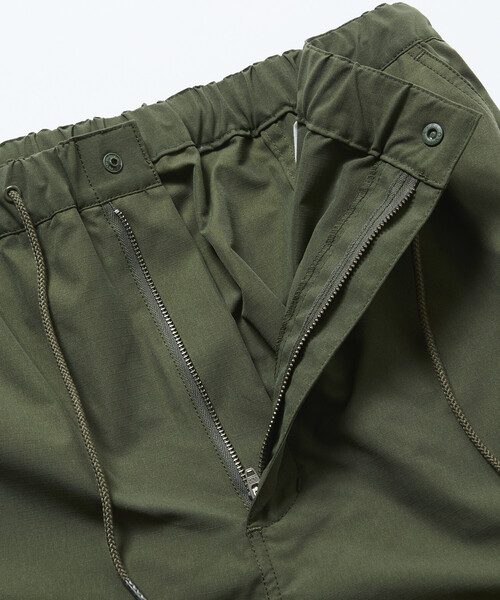FREAK'S STORE（フリークスストア）の「限定展開 Quick Dry Fabric ワイドシルエット ポリリップクロス ショートカーゴパンツ/UVカット/速乾（カーゴパンツ・メンズ・オリーブ/ブラック/チャコールグレー/ベージュ・SMALL/MEDIUM/LARGE）」の7枚目の写真
