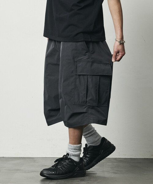 FREAK'S STORE（フリークスストア）の「限定展開 Quick Dry Fabric ワイドシルエット ポリリップクロス ショートカーゴパンツ/UVカット/速乾（カーゴパンツ・メンズ・オリーブ/ブラック/チャコールグレー/ベージュ・SMALL/MEDIUM/LARGE）」の17枚目の写真