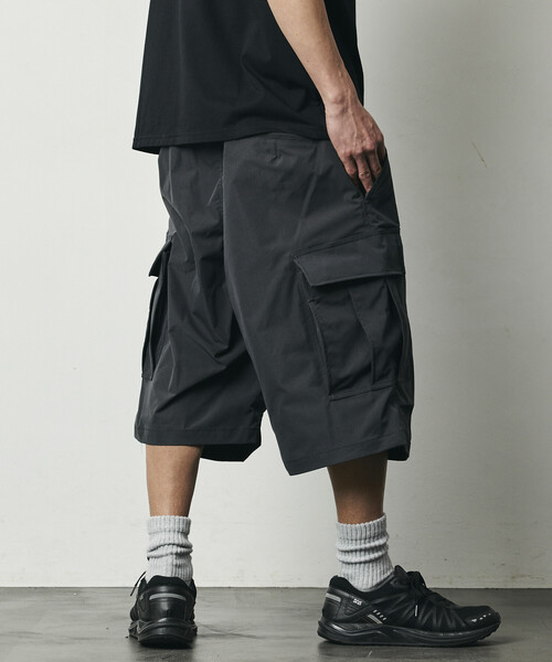 FREAK'S STORE（フリークスストア）の「限定展開 Quick Dry Fabric ワイドシルエット ポリリップクロス ショートカーゴパンツ/UVカット/速乾（カーゴパンツ・メンズ・オリーブ/ブラック/チャコールグレー/ベージュ・SMALL/MEDIUM/LARGE）」の16枚目の写真