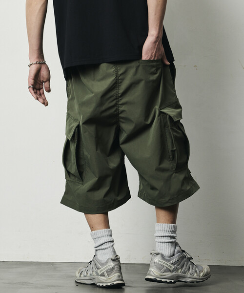 FREAK'S STORE（フリークスストア）の「限定展開 Quick Dry Fabric ワイドシルエット ポリリップクロス ショートカーゴパンツ/UVカット/速乾（カーゴパンツ・メンズ・オリーブ/ブラック/チャコールグレー/ベージュ・SMALL/MEDIUM/LARGE）」の13枚目の写真