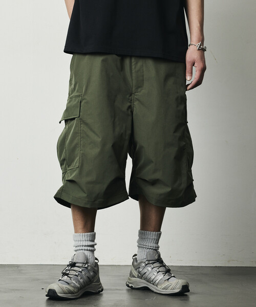 FREAK'S STORE（フリークスストア）の「限定展開 Quick Dry Fabric ワイドシルエット ポリリップクロス ショートカーゴパンツ/UVカット/速乾（カーゴパンツ・メンズ・オリーブ/ブラック/チャコールグレー/ベージュ・SMALL/MEDIUM/LARGE）」の12枚目の写真