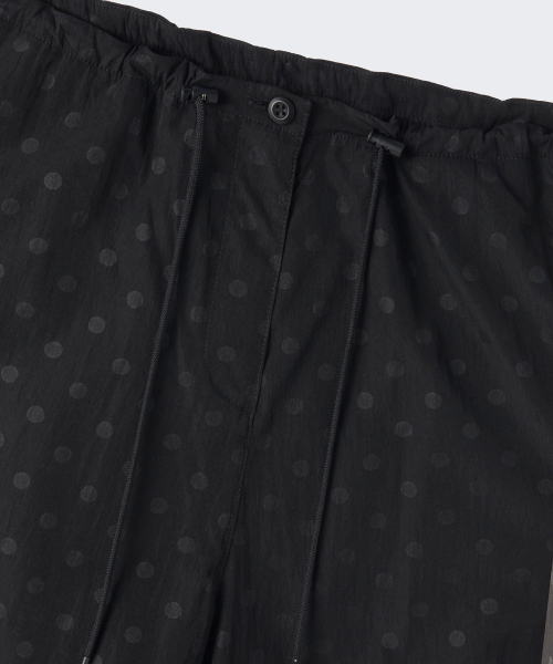 MUSINSA STANDARD WOMAN（ムシンサスタンダードウーマン）の「ウィメンズポルカドットパラシュートパンツ[ブラック]（スラックス・レディース・その他・24/26/28/30）」の8枚目の写真