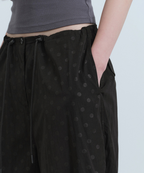 MUSINSA STANDARD WOMAN（ムシンサスタンダードウーマン）の「ウィメンズポルカドットパラシュートパンツ[ブラック]（スラックス・レディース・その他・24/26/28/30）」の6枚目の写真