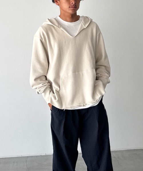 CANAL JEAN（キャナルジーン）の「Lakey Park　カットオフパーカープルオーバー（パーカー・レディース・ベージュ/ネイビー・ONE SIZE）」の6枚目の写真
