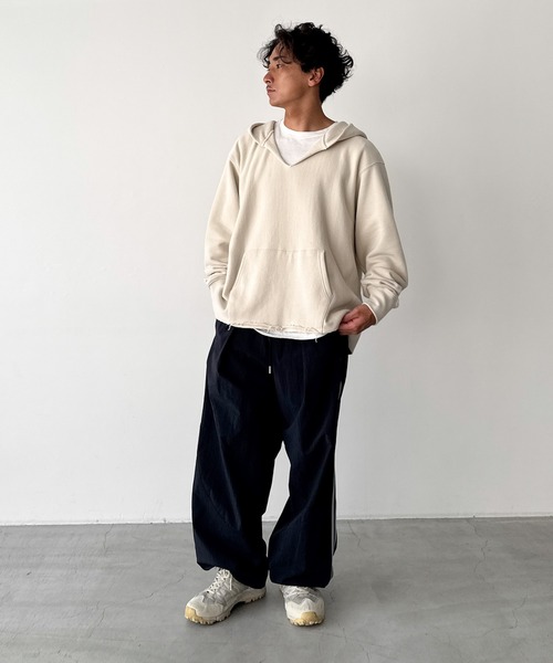 CANAL JEAN（キャナルジーン）の「Lakey Park　カットオフパーカープルオーバー（パーカー・レディース・ベージュ/ネイビー・ONE SIZE）」の7枚目の写真