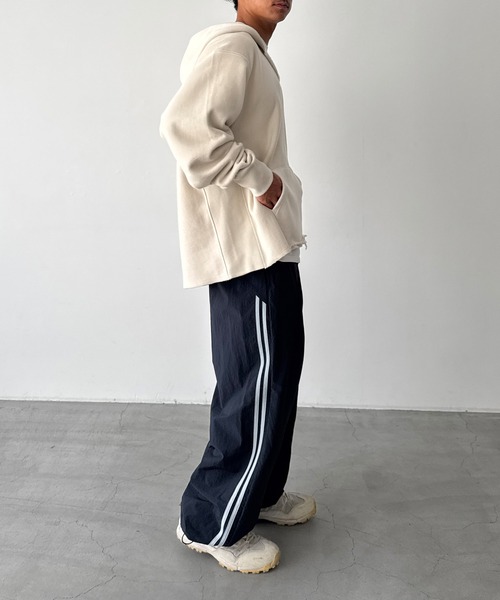 CANAL JEAN（キャナルジーン）の「Lakey Park　カットオフパーカープルオーバー（パーカー・レディース・ベージュ/ネイビー・ONE SIZE）」の8枚目の写真