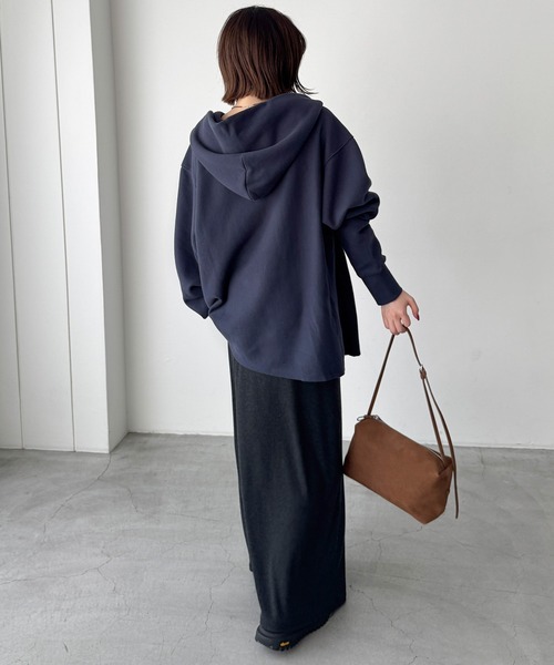 CANAL JEAN（キャナルジーン）の「Lakey Park　カットオフパーカープルオーバー（パーカー・レディース・ベージュ/ネイビー・ONE SIZE）」の4枚目の写真