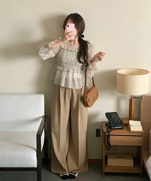 Doula Doula（ドゥーラドゥーラ）の「ギャザーフリルクルーネックブラウス（シャツ/ブラウス・レディース・ベージュ/グレー・FREE）」の9枚目の写真