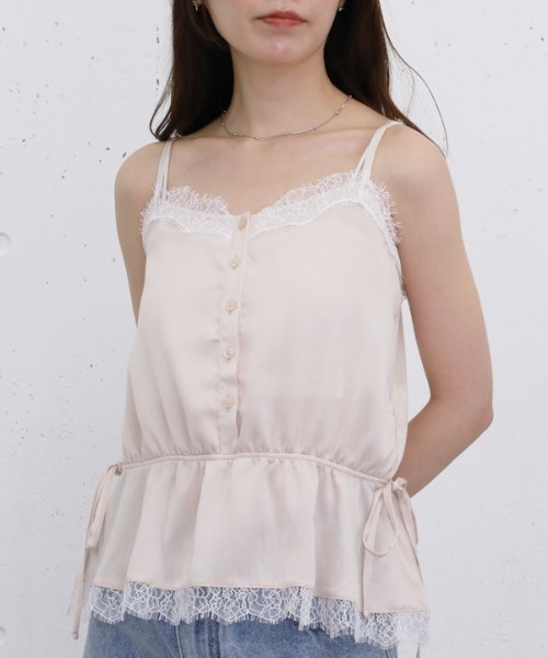 archives(アルシーヴ)の「【レース×サテンで華やかに魅せる】レーストリムサテンキャミソール(シャツ/ブラウス・レディース・グレー/ピンク・MEDIUM)」の2枚目の写真