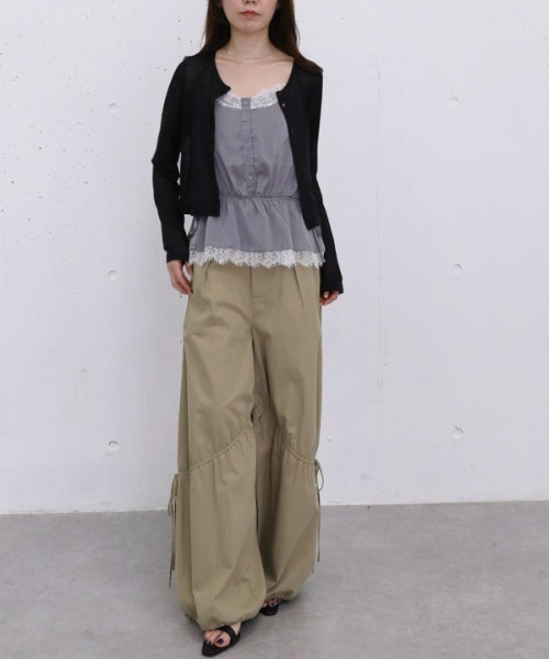archives(アルシーヴ)の「【レース×サテンで華やかに魅せる】レーストリムサテンキャミソール(シャツ/ブラウス・レディース・グレー/ピンク・MEDIUM)」の12枚目の写真