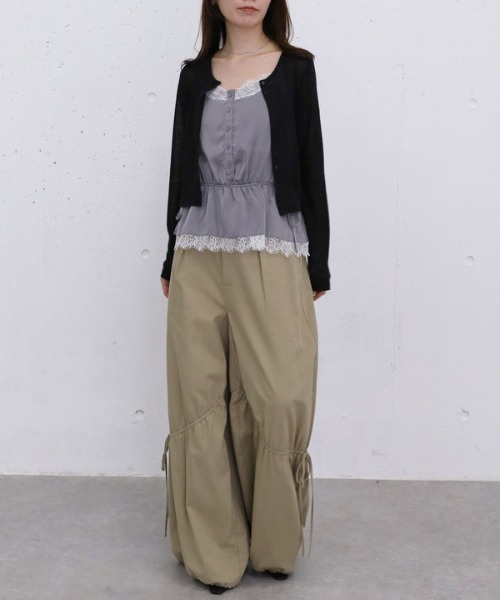 archives(アルシーヴ)の「【レース×サテンで華やかに魅せる】レーストリムサテンキャミソール(シャツ/ブラウス・レディース・グレー/ピンク・MEDIUM)」の11枚目の写真