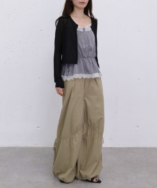 archives(アルシーヴ)の「【レース×サテンで華やかに魅せる】レーストリムサテンキャミソール(シャツ/ブラウス・レディース・グレー/ピンク・MEDIUM)」の13枚目の写真