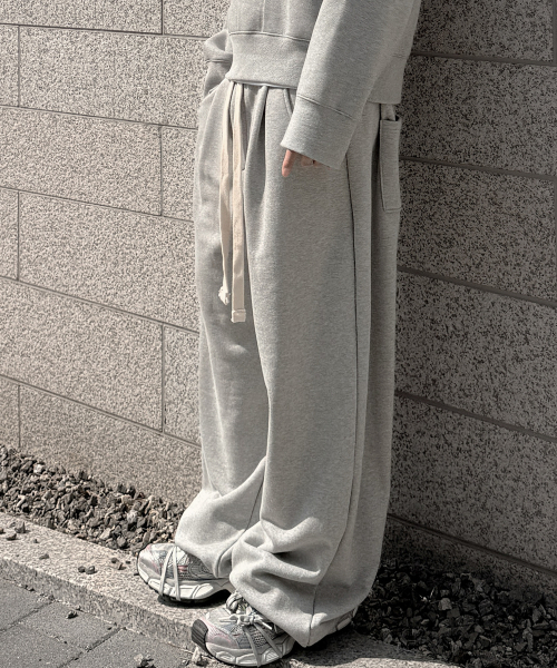 ATTENTIONROW(アテンションロー)の「エディション10. ロープワイドストッパートレーニングパンツ(グレー杢)(スウェットパンツ・メンズ・アッシュグレー・FREE)」の2枚目の写真