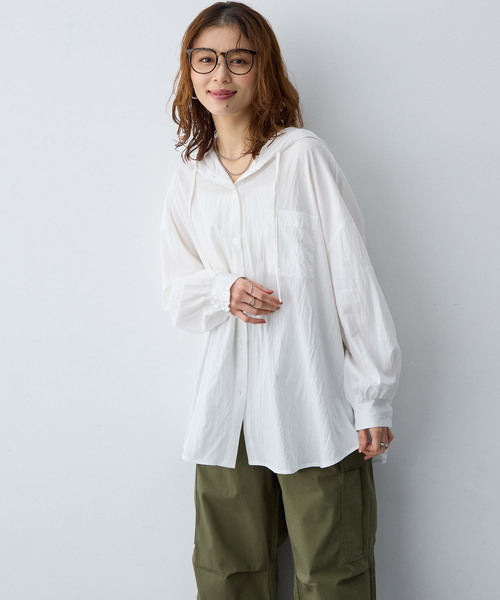 anyfee（エニフィー）の「【anyfee/大きいサイズ】フード付きシャツ（2026SS）（シャツ/ブラウス・レディース・オフホワイト/チャコール・5L/LL/4L/3L）」の3枚目の写真