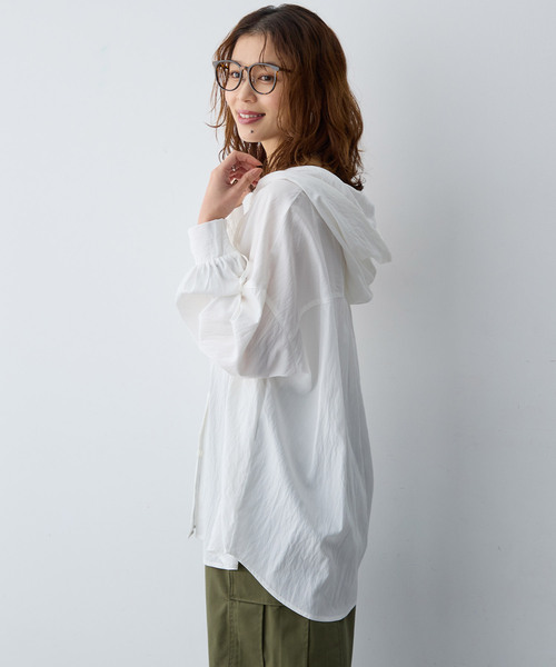 anyfee（エニフィー）の「【anyfee/大きいサイズ】フード付きシャツ（2026SS）（シャツ/ブラウス・レディース・オフホワイト/チャコール・5L/LL/4L/3L）」の6枚目の写真