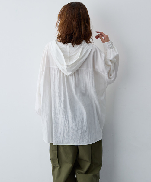 anyfee（エニフィー）の「【anyfee/大きいサイズ】フード付きシャツ（2026SS）（シャツ/ブラウス・レディース・オフホワイト/チャコール・5L/LL/4L/3L）」の7枚目の写真