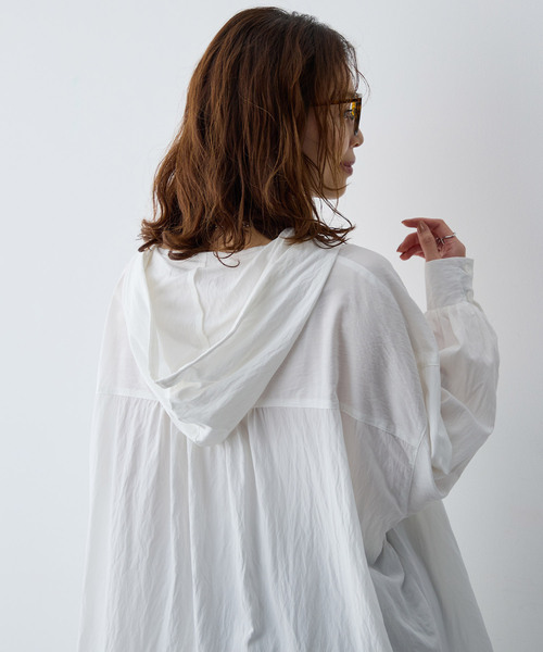 anyfee（エニフィー）の「【anyfee/大きいサイズ】フード付きシャツ（2026SS）（シャツ/ブラウス・レディース・オフホワイト/チャコール・5L/LL/4L/3L）」の8枚目の写真