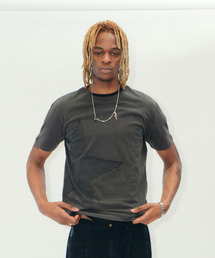 ERTR（イーアールティーアール）の「Star Applique T-Shirt Charcoal（Tシャツ/カットソー）」
