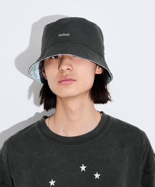LAKOLE(ラコレ)の「ボタニカル柄リバーシブルバケットハット / 664915(ハット・メンズ・ネイビー/ブラック・9)」の2枚目の写真