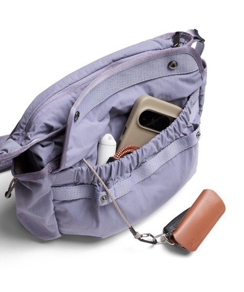 Bellroy(ベルロイ)の「Bellroy-スリング/ショルダーバッグ Cinch Sling(ショルダーバッグ・メンズ・パープル/ライトグリーン・ONESIZE)」の9枚目の写真