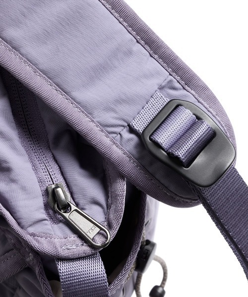 Bellroy(ベルロイ)の「Bellroy-スリング/ショルダーバッグ Cinch Sling(ショルダーバッグ・メンズ・パープル/ライトグリーン・ONESIZE)」の12枚目の写真