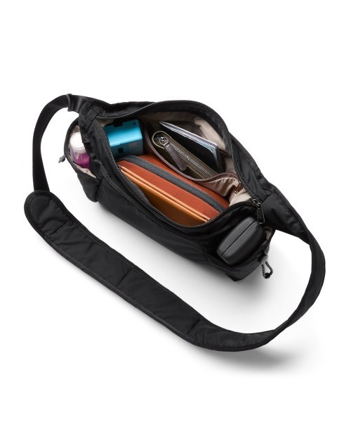 Bellroy(ベルロイ)の「Bellroy-スリング/ショルダーバッグ Cinch Sling(ショルダーバッグ・メンズ・パープル/ライトグリーン・ONESIZE)」の4枚目の写真