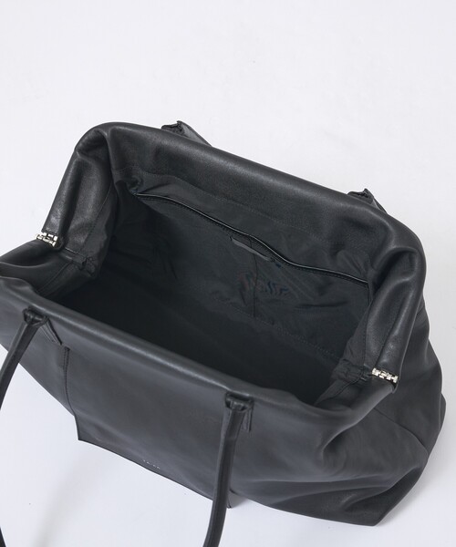 YArKA（ヤーカ）の「【YArKA/ヤーカ】 real leather long frame soft bag/口金バッグ/リアルレザーボストンバッグ/ドクダーズバッグ（ボストンバッグ・メンズ・ブラック・フリー）」の2枚目の写真