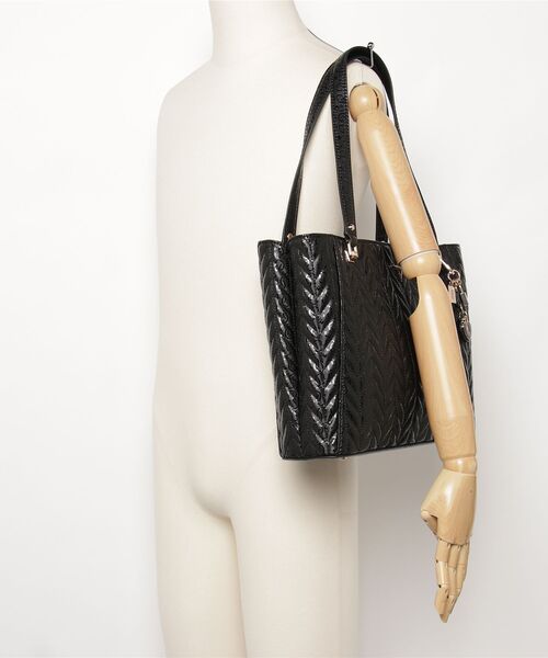Guess(ゲス)の「STACEY Noel Tote トートバッグ(トートバッグ・レディース・ブラック・ONE SIZE)」の15枚目の写真